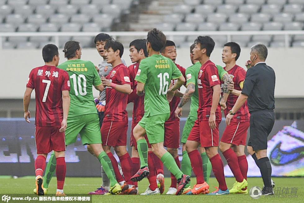  马赛德比战火药味十足，双方球员险冲突  