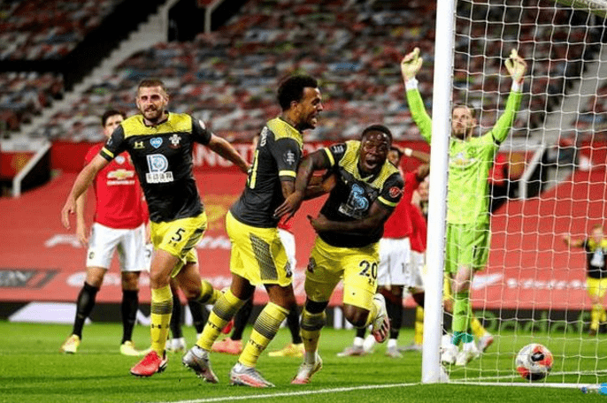  曼联争议红牌，VAR判罚引发热议  